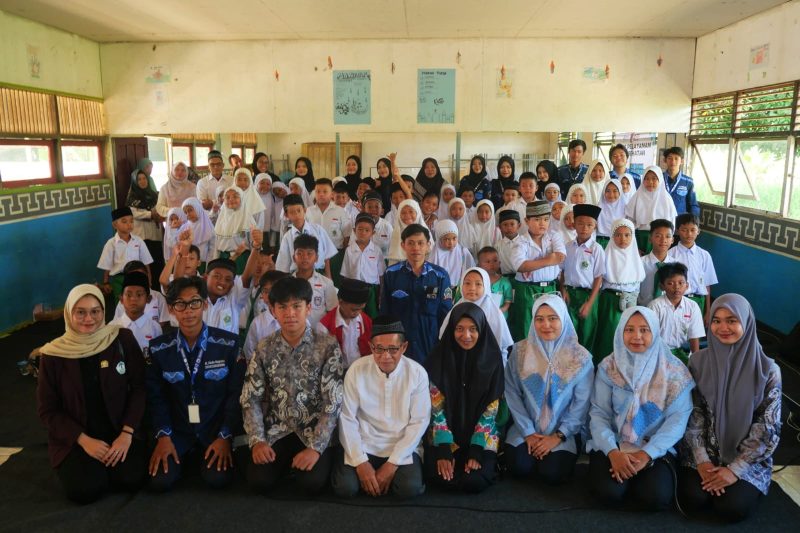 Mahasiswa STIKes Intan Martapura bangun pojok baca di MI Hidayatul Ibad, Astambul, Banjar, dalam program Salira, Senin, 21 Juli 2025.