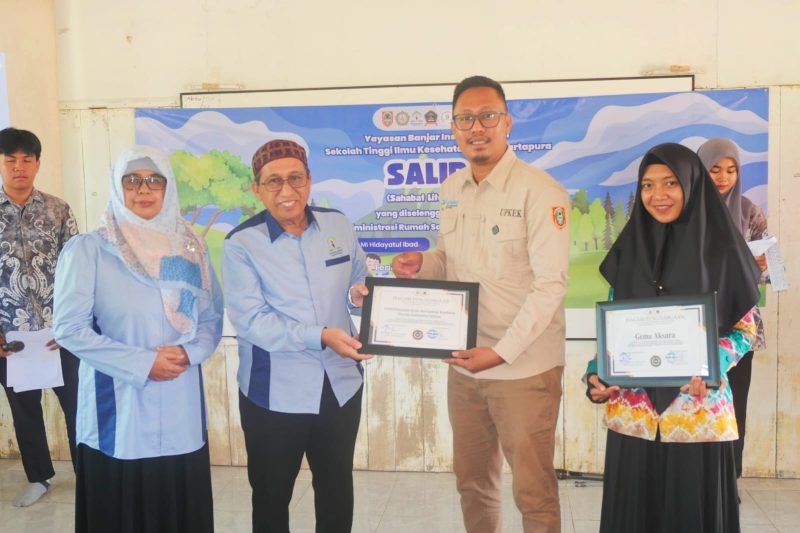 UPTD Kesehatan dan STIKes Intan Martapura gelar edukasi DBD, literasi, dan pengobatan gratis di MI Hidayatul Ibad, Astambul, Senin 21 Juli 2025.