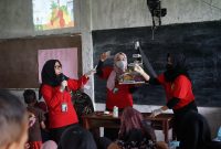 Tiga dosen ULM gelar edukasi pencegahan anemia balita di Posyandu 5, Desa Keliling Benteng Ulu, Banjar, Jumat 25 Juli 2025.