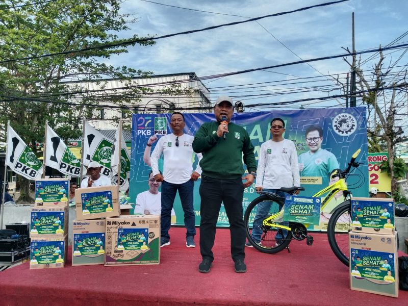 PKB Kalsel gelar senam sehat bersama warga di halaman kantor DPW PKB Banjarmasin, Minggu 27 Juli 2025, rayakan Harlah ke-27.