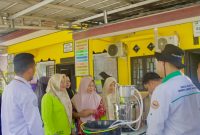 Dosen dan mahasiswa ULM latih warga Pandahan olah daun galam jadi minyak atsiri, Sabtu 19 Juli 2025, di Desa Pandahan, Tanah Laut.