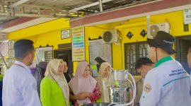 Dosen dan mahasiswa ULM latih warga Pandahan olah daun galam jadi minyak atsiri, Sabtu 19 Juli 2025, di Desa Pandahan, Tanah Laut.