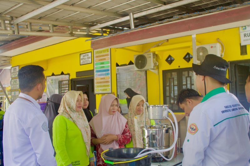 Dosen dan mahasiswa ULM latih warga Pandahan olah daun galam jadi minyak atsiri, Sabtu 19 Juli 2025, di Desa Pandahan, Tanah Laut.