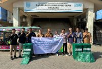Karyawan BPJS Ketenagakerjaan Kantor Cabang Batulicin bersama Camat Kusan Hilir dan Kepala UPT Pasar Pagatan berfoto usai menyerahkan bantuan tempat sampah dan tas ramah lingkungan di Pasar Raya Bumi Pangeran Pagatan, Tanah Bumbu, Selasa (29/7/2025).