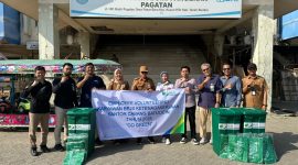 Karyawan BPJS Ketenagakerjaan Kantor Cabang Batulicin bersama Camat Kusan Hilir dan Kepala UPT Pasar Pagatan berfoto usai menyerahkan bantuan tempat sampah dan tas ramah lingkungan di Pasar Raya Bumi Pangeran Pagatan, Tanah Bumbu, Selasa (29/7/2025).