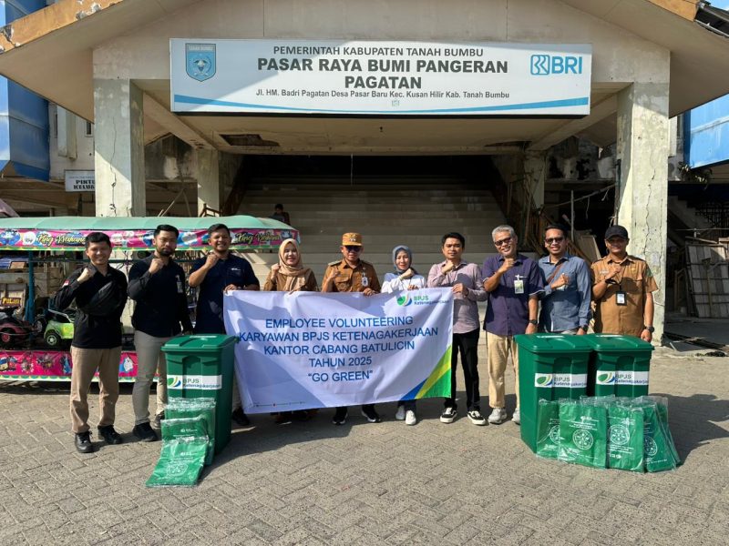 Karyawan BPJS Ketenagakerjaan Kantor Cabang Batulicin bersama Camat Kusan Hilir dan Kepala UPT Pasar Pagatan berfoto usai menyerahkan bantuan tempat sampah dan tas ramah lingkungan di Pasar Raya Bumi Pangeran Pagatan, Tanah Bumbu, Selasa (29/7/2025).
