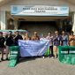 Karyawan BPJS Ketenagakerjaan Kantor Cabang Batulicin bersama Camat Kusan Hilir dan Kepala UPT Pasar Pagatan berfoto usai menyerahkan bantuan tempat sampah dan tas ramah lingkungan di Pasar Raya Bumi Pangeran Pagatan, Tanah Bumbu, Selasa (29/7/2025).