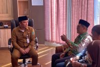 Plt. Asisten Pemerintahan dan Kesra Tanah Bumbu, M. Putu Wisnu, S.E., M.Si., menerima kunjungan Rektor UNUKASE Dr. Ir. H. Abrani Sulaiman, M.Sc., dalam audiensi resmi di ruang kerjanya, Senin, 28 Juli 2025.