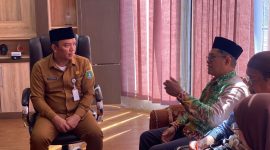 Plt. Asisten Pemerintahan dan Kesra Tanah Bumbu, M. Putu Wisnu, S.E., M.Si., menerima kunjungan Rektor UNUKASE Dr. Ir. H. Abrani Sulaiman, M.Sc., dalam audiensi resmi di ruang kerjanya, Senin, 28 Juli 2025.