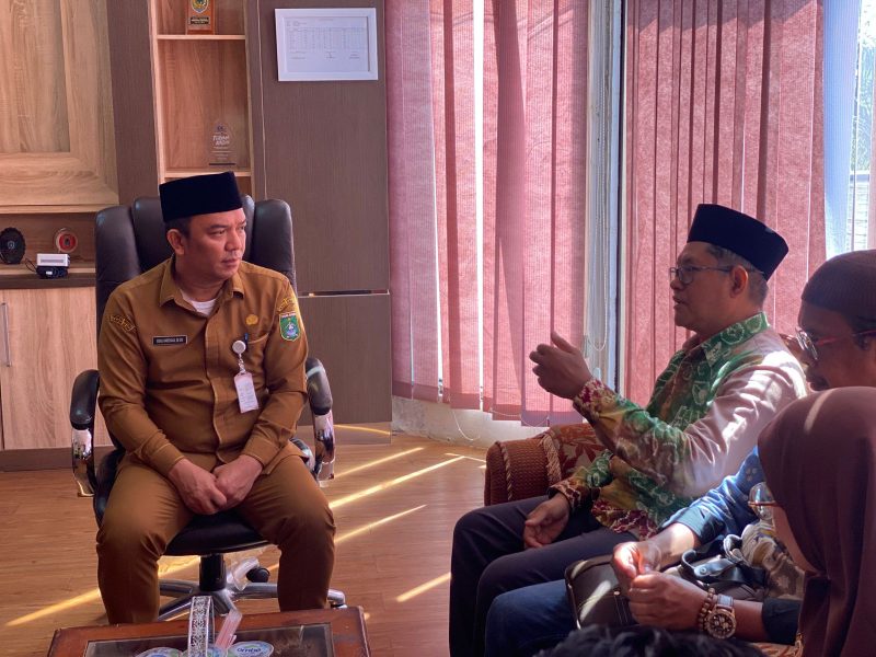 Plt. Asisten Pemerintahan dan Kesra Tanah Bumbu, M. Putu Wisnu, S.E., M.Si., menerima kunjungan Rektor UNUKASE Dr. Ir. H. Abrani Sulaiman, M.Sc., dalam audiensi resmi di ruang kerjanya, Senin, 28 Juli 2025.