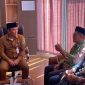 Plt. Asisten Pemerintahan dan Kesra Tanah Bumbu, M. Putu Wisnu, S.E., M.Si., menerima kunjungan Rektor UNUKASE Dr. Ir. H. Abrani Sulaiman, M.Sc., dalam audiensi resmi di ruang kerjanya, Senin, 28 Juli 2025.