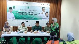 Ketua BPIP Suripno Sumas (tengah) bersama peserta dan narasumber dalam Dialog Interaktif bertema “Membangun Politik Damai Berbasis Pancasila” yang digelar di Aula DPW PKB Kalimantan Selatan, Rabu (30/7/2025). Acara ini diikuti komunitas ojek online dari berbagai platform.