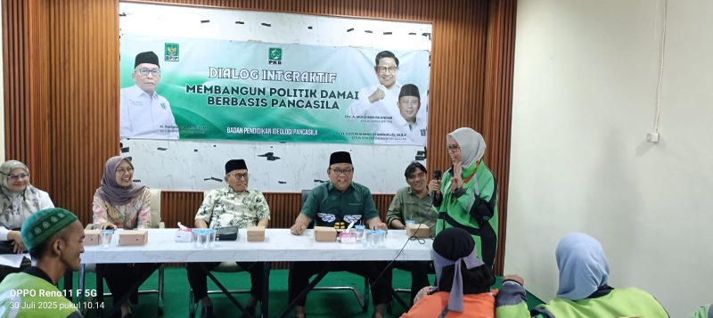 Ketua BPIP Suripno Sumas (tengah) bersama peserta dan narasumber dalam Dialog Interaktif bertema “Membangun Politik Damai Berbasis Pancasila” yang digelar di Aula DPW PKB Kalimantan Selatan, Rabu (30/7/2025). Acara ini diikuti komunitas ojek online dari berbagai platform.