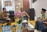 Sekretaris Daerah Kotabaru, H. Eka Saprudin, A.P., M.A.P., menerima rombongan Universitas Nahdlatul Ulama Kalimantan Selatan (UNUKASE) dalam audiensi resmi di ruang kerjanya, Senin (28/7/2025).