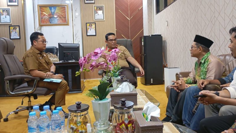 Sekretaris Daerah Kotabaru, H. Eka Saprudin, A.P., M.A.P., menerima rombongan Universitas Nahdlatul Ulama Kalimantan Selatan (UNUKASE) dalam audiensi resmi di ruang kerjanya, Senin (28/7/2025).