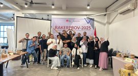 Para peserta Rapat Kerja Provinsi (Rakerprov) IAI Kalimantan Selatan 2025 berfoto bersama seusai pelantikan pengurus baru di Showroom Dekorama, Banjarmasin