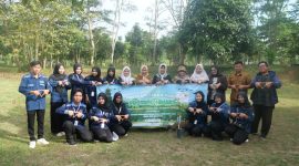 Mahasiswa STIKes Intan Martapura tanam 50 bibit pohon di Kebun Raya Banua, Banjarbaru, sebagai aksi Program Tanam Pohon (PROTAPO), Rabu 9 Juli 2025.