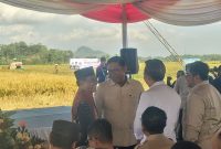 Wamentan RI Sudaryono dan Bupati Jember Gus Fawait, bertegur sapa dengan Prof. Noer Sucipto mantan anggota DPRD Jawa Timur, Jumat 11 Juli 2025.
