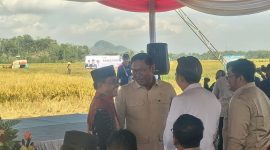 Wamentan RI Sudaryono dan Bupati Jember Gus Fawait, bertegur sapa dengan Prof. Noer Sucipto mantan anggota DPRD Jawa Timur, Jumat 11 Juli 2025.
