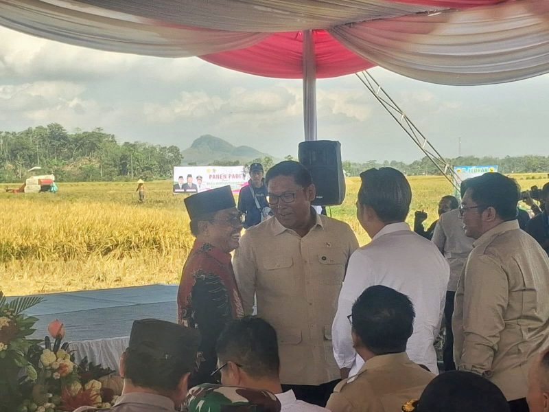 Wamentan RI Sudaryono dan Bupati Jember Gus Fawait, bertegur sapa dengan Prof. Noer Sucipto mantan anggota DPRD Jawa Timur, Jumat 11 Juli 2025.