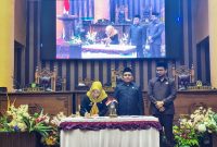 Pj. Sekda Tanah Bumbu, Yulian Herawati, menandatangani naskah Perda disaksikan pimpinan DPRD Tanah Bumbu pada Rapat Paripurna pengesahan tiga Perda baru, Senin (4/8/2025).