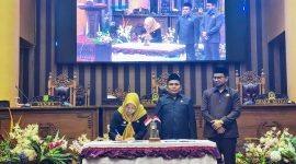 Pj. Sekda Tanah Bumbu, Yulian Herawati, menandatangani naskah Perda disaksikan pimpinan DPRD Tanah Bumbu pada Rapat Paripurna pengesahan tiga Perda baru, Senin (4/8/2025).