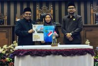 Pimpinan DPRD Tanah Bumbu bersama Pj Sekda menunjukkan dokumen Nota Kesepakatan KUA-PPAS Tahun Anggaran 2026 usai penandatanganan dalam Rapat Paripurna di Ruang Utama Kantor DPRD Tanbu, Selasa (5/8/2025). (Ist.)