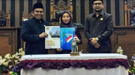 Pimpinan DPRD Tanah Bumbu bersama Pj Sekda menunjukkan dokumen Nota Kesepakatan KUA-PPAS Tahun Anggaran 2026 usai penandatanganan dalam Rapat Paripurna di Ruang Utama Kantor DPRD Tanbu, Selasa (5/8/2025). (Ist.)