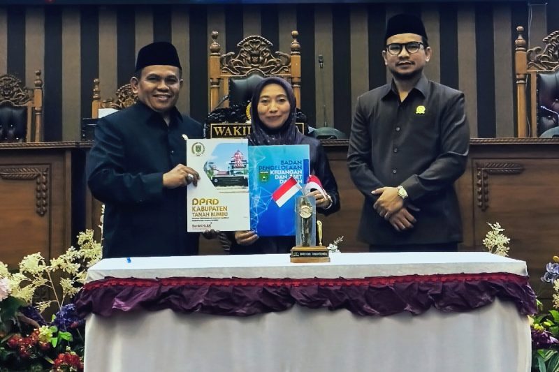 Pimpinan DPRD Tanah Bumbu bersama Pj Sekda menunjukkan dokumen Nota Kesepakatan KUA-PPAS Tahun Anggaran 2026 usai penandatanganan dalam Rapat Paripurna di Ruang Utama Kantor DPRD Tanbu, Selasa (5/8/2025). (Ist.)