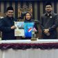 Pimpinan DPRD Tanah Bumbu bersama Pj Sekda menunjukkan dokumen Nota Kesepakatan KUA-PPAS Tahun Anggaran 2026 usai penandatanganan dalam Rapat Paripurna di Ruang Utama Kantor DPRD Tanbu, Selasa (5/8/2025). (Ist.)
