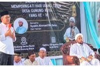 Anggota DPRD Tanah Bumbu, Makhruri dari Fraksi PAN, menyampaikan sambutan saat acara Tabligh Akbar dan peringatan Hari Ulang Tahun Desa Gunung Raya ke-16 di Gedung Serba Guna Desa Gunung Raya, Sabtu (9/8/2025)