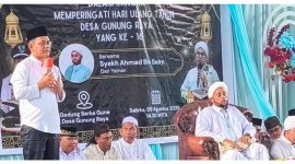 Anggota DPRD Tanah Bumbu, Makhruri dari Fraksi PAN, menyampaikan sambutan saat acara Tabligh Akbar dan peringatan Hari Ulang Tahun Desa Gunung Raya ke-16 di Gedung Serba Guna Desa Gunung Raya, Sabtu (9/8/2025)