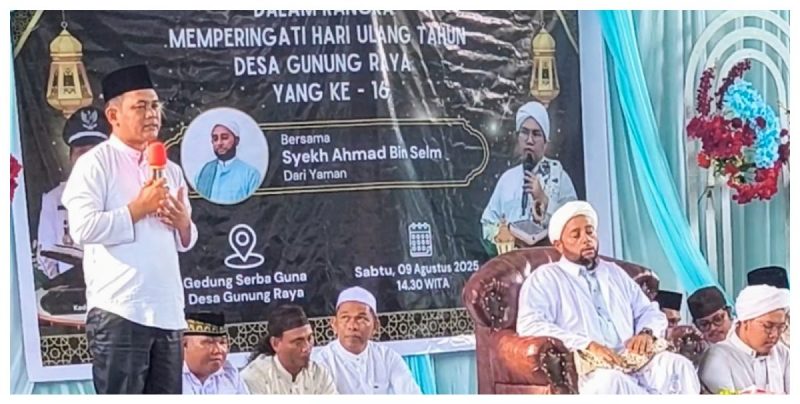 Anggota DPRD Tanah Bumbu, Makhruri dari Fraksi PAN, menyampaikan sambutan saat acara Tabligh Akbar dan peringatan Hari Ulang Tahun Desa Gunung Raya ke-16 di Gedung Serba Guna Desa Gunung Raya, Sabtu (9/8/2025)