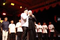 Aksi Tanah Bumbu Bershalawat dipimpin Bupati Andi Rudi Latif, ribuan warga bersatu lantunkan shalawat demi keberkahan bangsa.