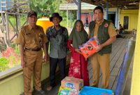 BPBD Tanah Bumbu salurkan bantuan logistik kepada korban kebakaran di Desa Pulau Tanjung, Kusan Tengah, atas nama Dagang, Senin 5 Agustus 2025