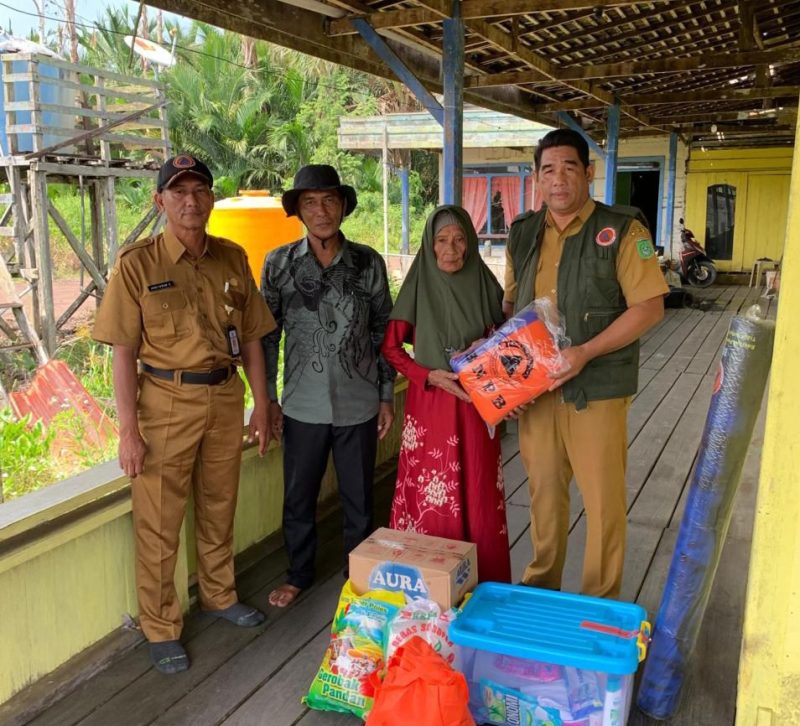 BPBD Tanah Bumbu salurkan bantuan logistik kepada korban kebakaran di Desa Pulau Tanjung, Kusan Tengah, atas nama Dagang, Senin 5 Agustus 2025