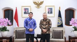 Bupati Tanah Bumbu Andi Rudi Latif (Kiri) berfoto bersama menteri perhubungan Dudy Purwagandhi usai pembahasan penetapan Bandara Bersujud sebagai bandara internasional, Rabu (13/8/2025).