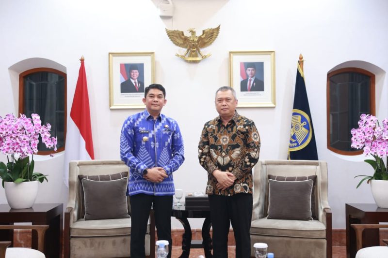 Bupati Tanah Bumbu Andi Rudi Latif (Kiri) berfoto bersama menteri perhubungan Dudy Purwagandhi usai pembahasan penetapan Bandara Bersujud sebagai bandara internasional, Rabu (13/8/2025).