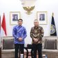 Bupati Tanah Bumbu Andi Rudi Latif (Kiri) berfoto bersama menteri perhubungan Dudy Purwagandhi usai pembahasan penetapan Bandara Bersujud sebagai bandara internasional, Rabu (13/8/2025).