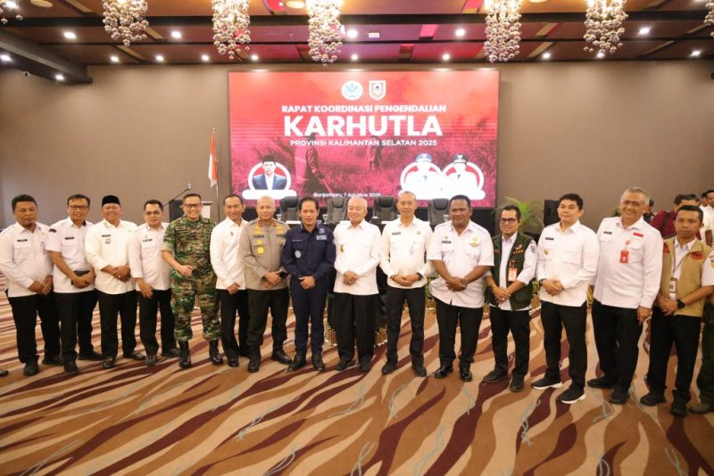 Bupati Andi Rudi Latif hadiri Rakoor Pengendalian Karhutla di Banjarbaru, Kamis 7 Agustus 2025, bersama Gubernur Kalsel dan pejabat terkait.