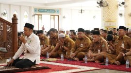 Bupati Andi Rudi Latif mengarahkan jajarannya untuk menggelar shalat hajat, memperingatai Hari Jadi ke-75 Kalsel di Masjid Agung Nurussalam Batulicin pada Senin, 4 Agustus 2025