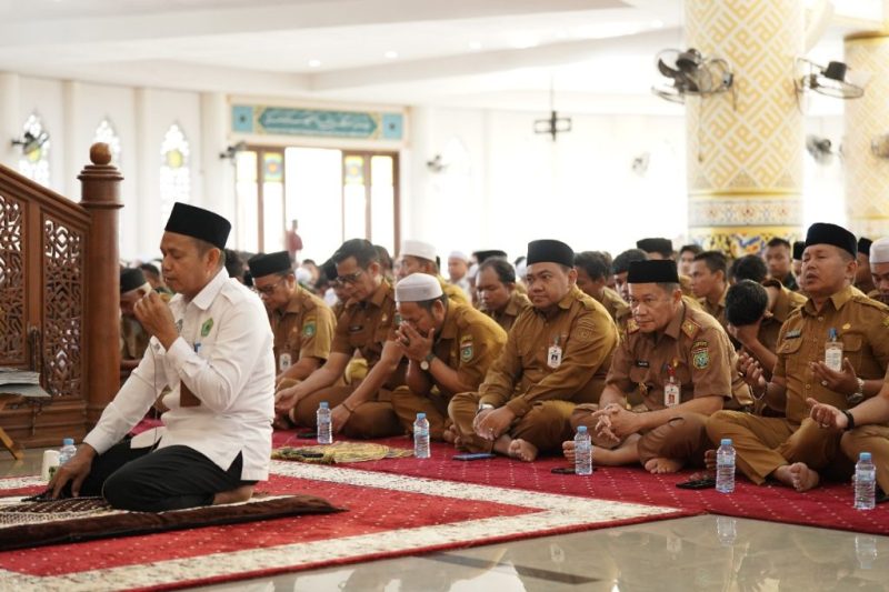 Bupati Andi Rudi Latif mengarahkan jajarannya untuk menggelar shalat hajat, memperingatai Hari Jadi ke-75 Kalsel di Masjid Agung Nurussalam Batulicin pada Senin, 4 Agustus 2025