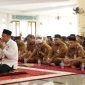 Bupati Andi Rudi Latif mengarahkan jajarannya untuk menggelar shalat hajat, memperingatai Hari Jadi ke-75 Kalsel di Masjid Agung Nurussalam Batulicin pada Senin, 4 Agustus 2025