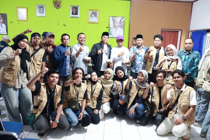 Bupati Tanah Bumbu Andi Rudi Latif bertemu mahasiswa KKN ULM di Aula Camat Simpang Empat, Minggu 10 Agustus 2025, bahas potensi perikanan