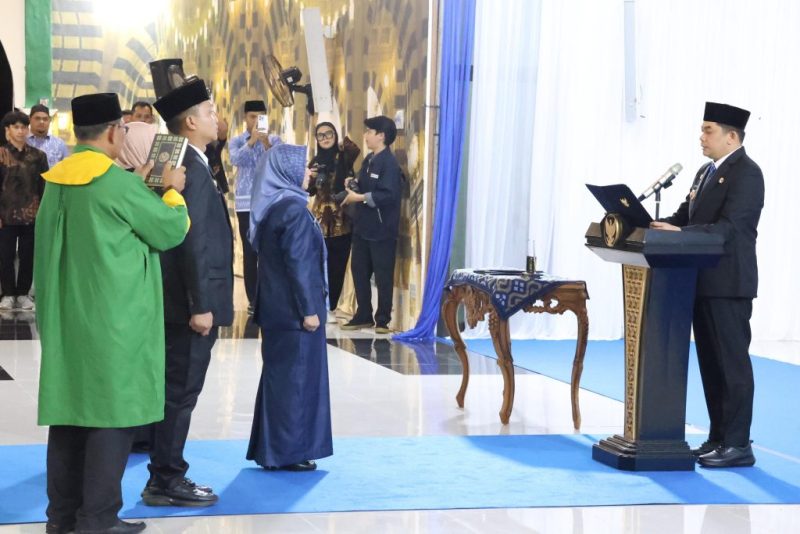 Bupati Tanah Bumbu Andi Rudi Latif melantik Sekda bersama dua pejabat Administrator di Pendopo Kantor Bupati Batulicin, Jumat 22 08 2025.