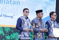 Bupati Tanah Bumbu Andi Rudi Latif raih penghargaan investasi terbaik ke-2 pada peringatan Hari Jadi ke-75 Kalsel di Banjarbaru, 14 08 2025