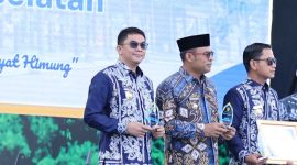 Bupati Tanah Bumbu Andi Rudi Latif raih penghargaan investasi terbaik ke-2 pada peringatan Hari Jadi ke-75 Kalsel di Banjarbaru, 14 08 2025