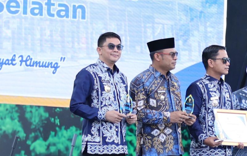 Bupati Tanah Bumbu Andi Rudi Latif raih penghargaan investasi terbaik ke-2 pada peringatan Hari Jadi ke-75 Kalsel di Banjarbaru, 14 08 2025