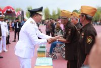 Bupati Tanah Bumbu serahkan bantuan, hibah, penghargaan PNS dan pemuda berprestasi pada peringatan HUT RI ke-80.