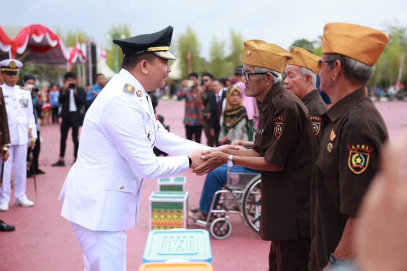 Bupati Tanah Bumbu serahkan bantuan, hibah, penghargaan PNS dan pemuda berprestasi pada peringatan HUT RI ke-80.